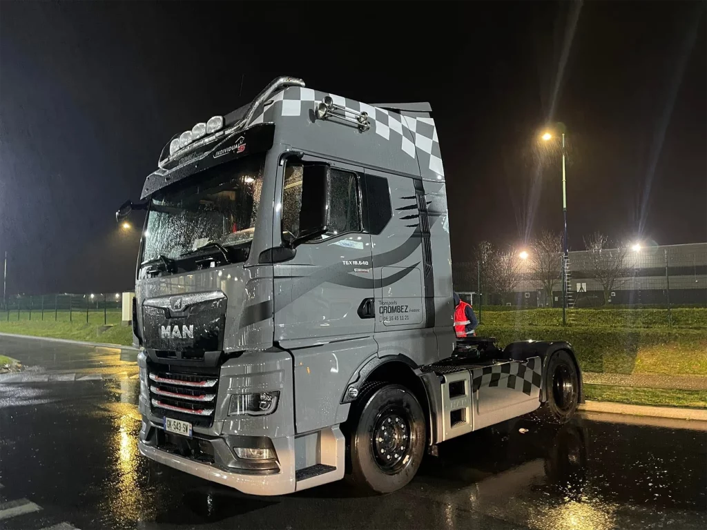 Avant de camion de transport par temps de pluie