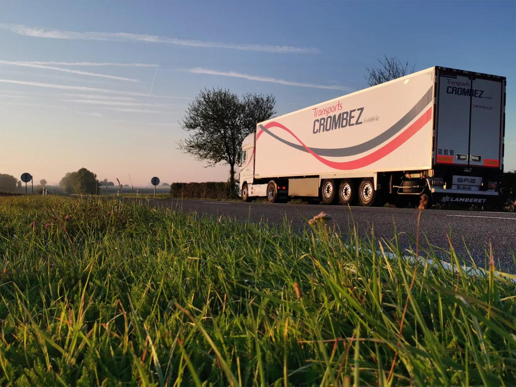 Photo camion Transports Crombez roulant sur une route dans le bassin minier lensois vue de côté
