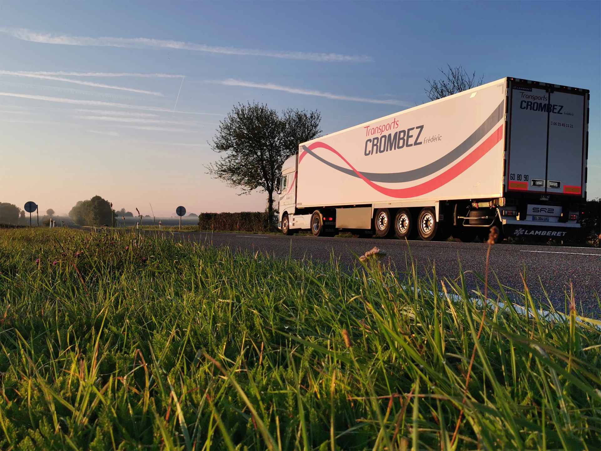 Photo camion Transports Crombez roulant sur une route dans le bassin minier lensois vue de côté