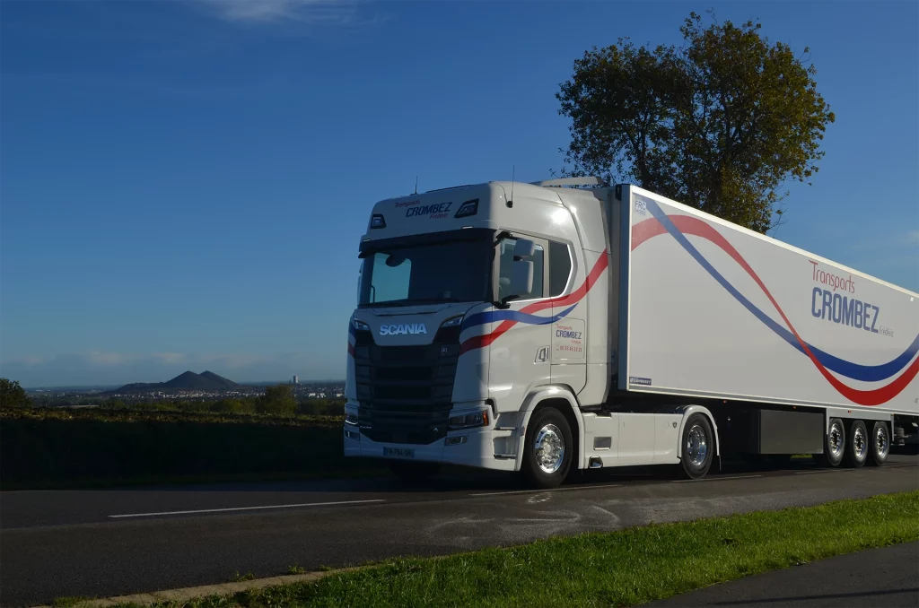 Photo camion Transports Crombez roulant sur une route dans le bassin minier lensois vue rapprochée