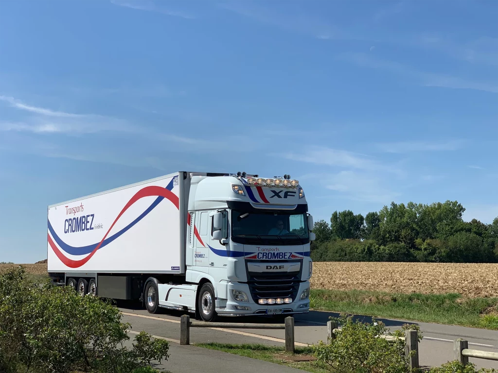 Photo camion Transports Crombez roulant sur une route près d'un champs