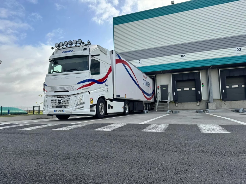 Photo camion Transports Crombez volvo sortant d'un hangar pour déploiement routier