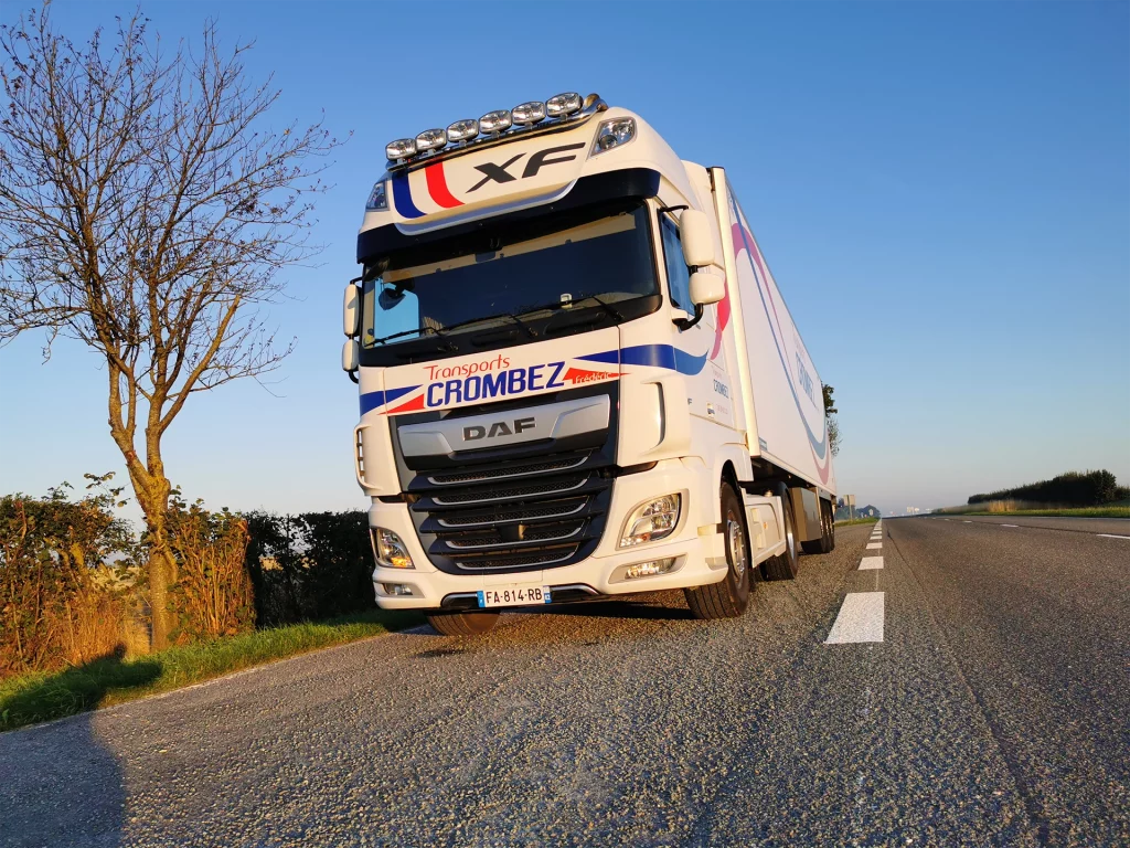 Photo camion Transports Crombez vue de face sur une route des Hauts de France