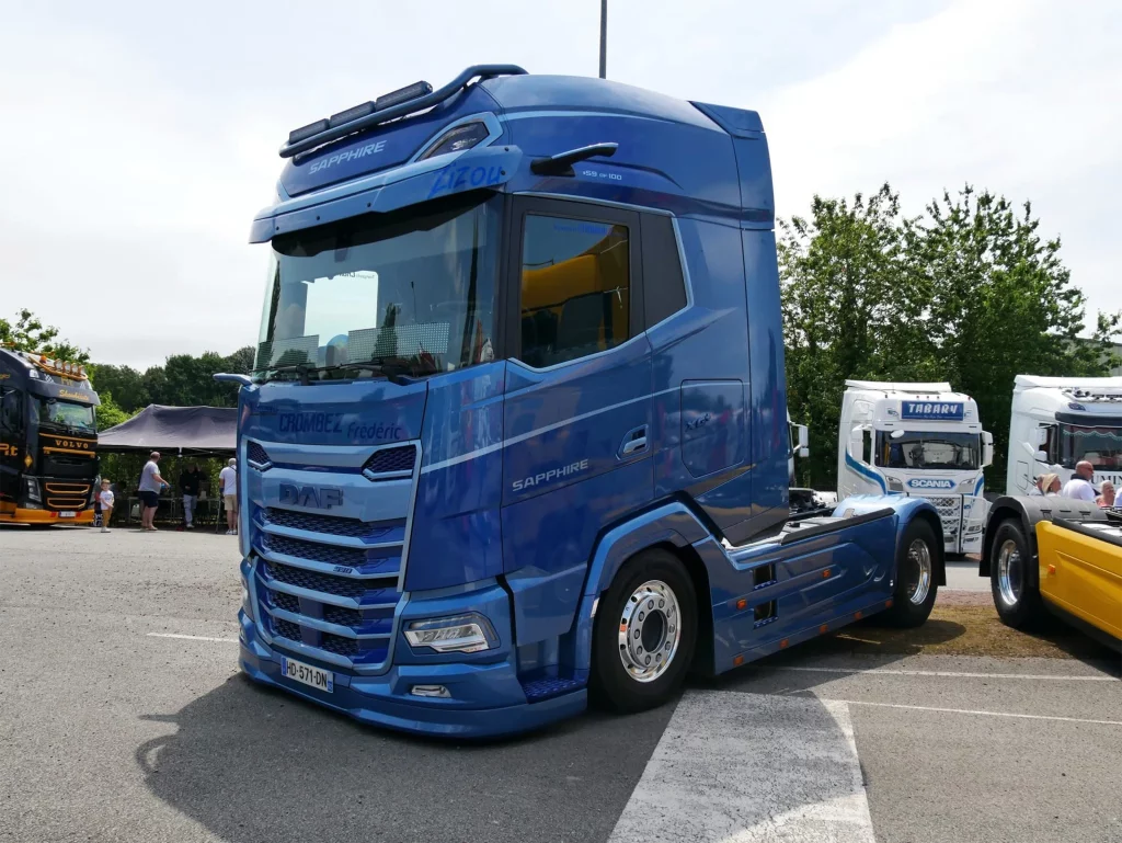 Photo camion bleu lors d'une exposition