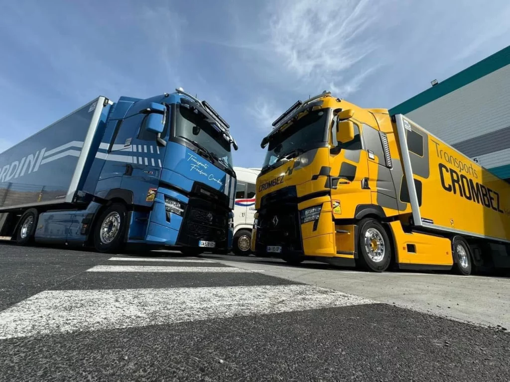 Photo de présentation d'un camion jaune et d'un camion bleu Transports Crombez se faisant face