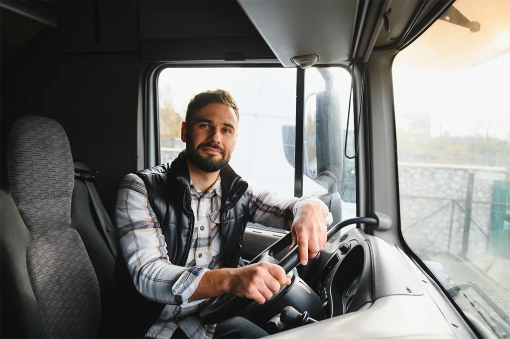 chauffeur souriant derrière son volant