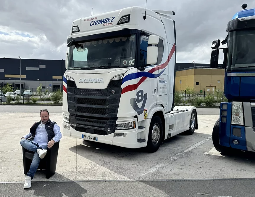 frederic crombez devant les camions de transport